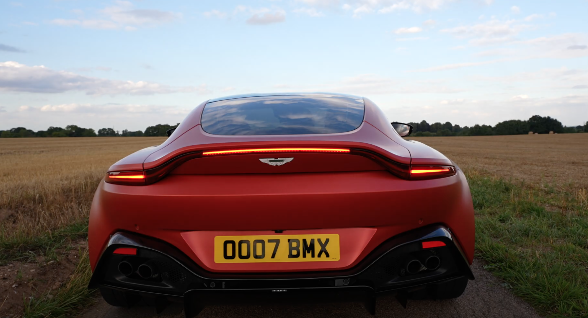 Aston Martin Vantage - OO07 BMX background